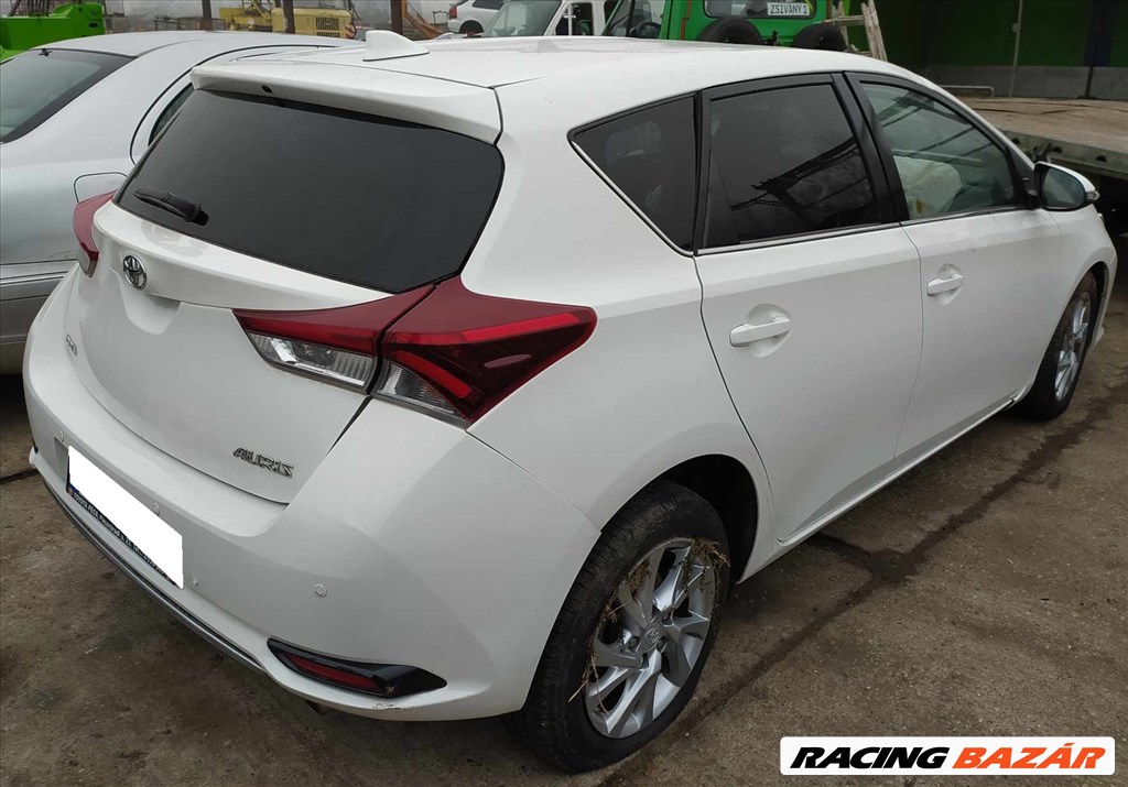 2015 Toyota Auris 1.2 benzin, manuális - BONTÁS 11. kép