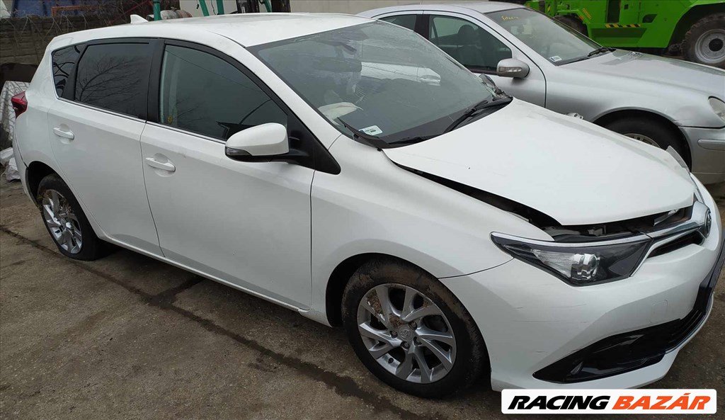 2015 Toyota Auris 1.2 benzin, manuális - BONTÁS 1. kép