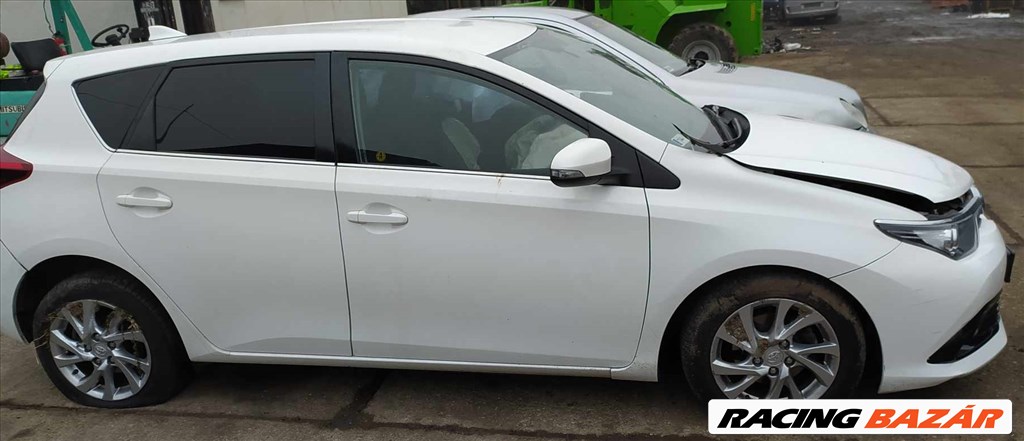 2015 Toyota Auris 1.2 benzin, manuális - BONTÁS 14. kép