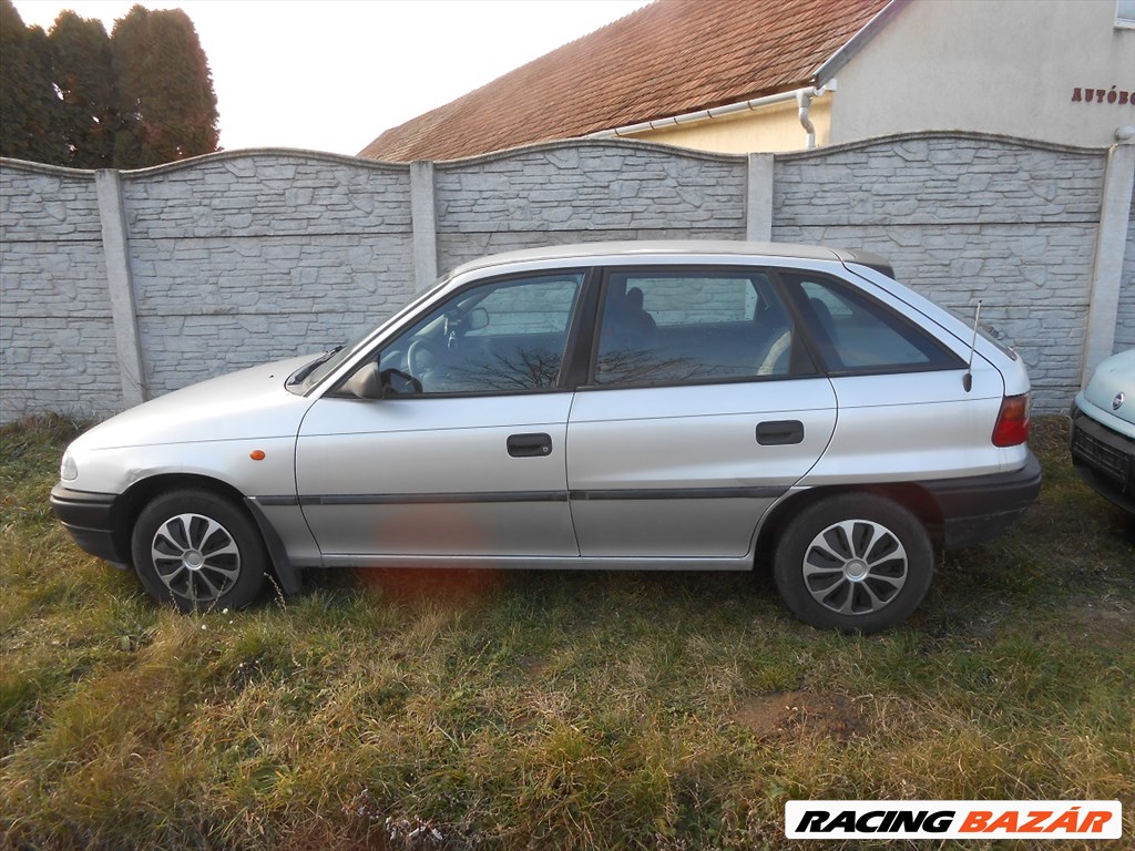 Opel ASTRA F CLASSIC Ferdehátú 1.4 i első embléma 90452545 1. kép