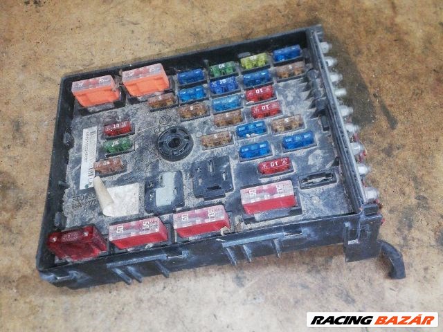 Volkswagen Passat B6 2.0 TDI motortéri biztosítéktábla "122375" 3c0937125 1. kép