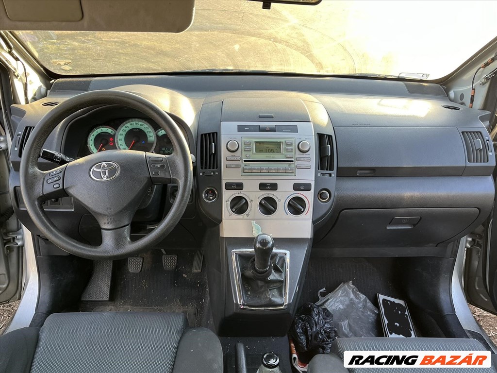 Toyota Corolla Verso (AR10) bontott alkatrészei 7. kép