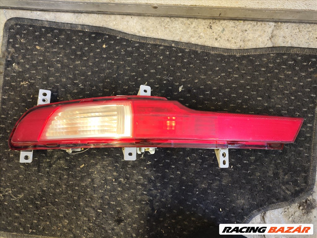 Kia Sportage (SL) bal alsó hátsó lámpa enyhén sérült 924053u3 1. kép