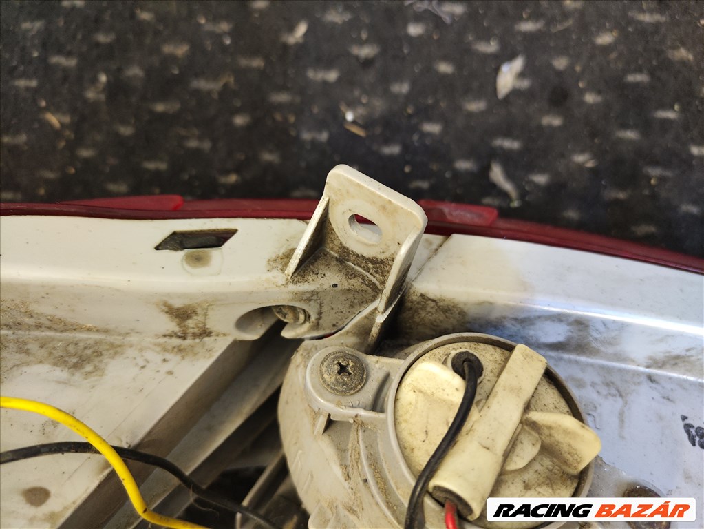 Kia Sportage (SL) bal alsó hátsó lámpa enyhén sérült 924053u3 5. kép