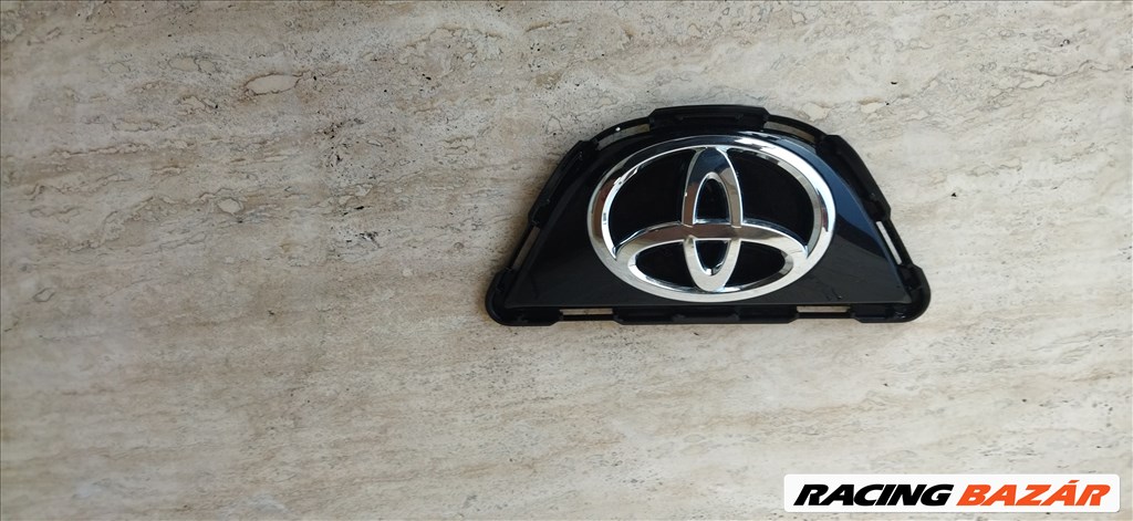 Toyota Aygo X 2022- gyári első hűtőmaszk embléma  753120h040 1. kép