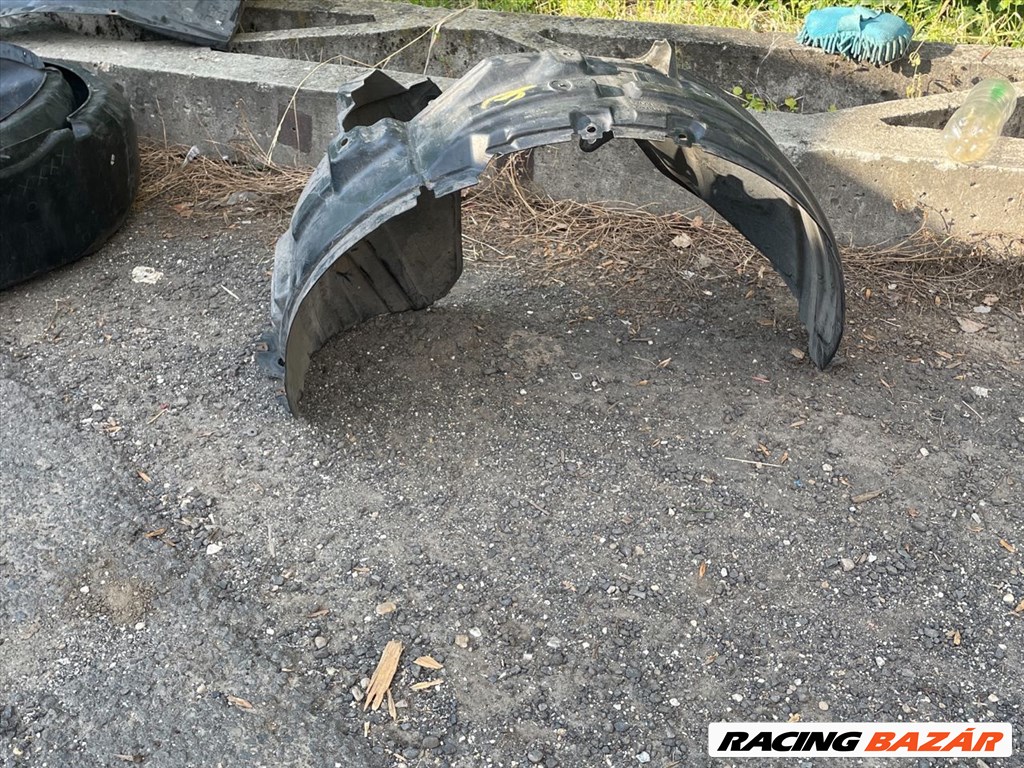 Nissan Juke I NISSAN JUKE Bal első Első Dobbetét (Kerékjárati, Műanyag) 63843ba60a 63843ba70a 2. kép