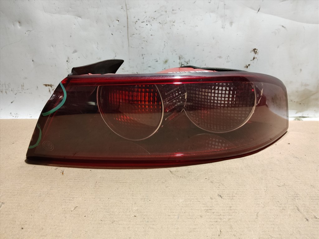 174698 Alfa Romeo 159 jobb hátsó külső lámpa, a képen látható sérüléssel 50504818 1. kép