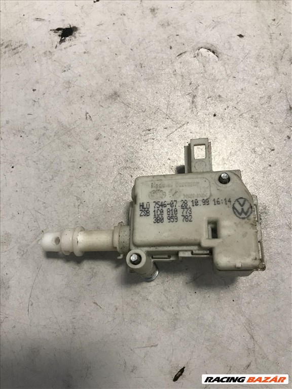 Volkswagen Golf IV tank nyitó motor 1c0810773 1. kép