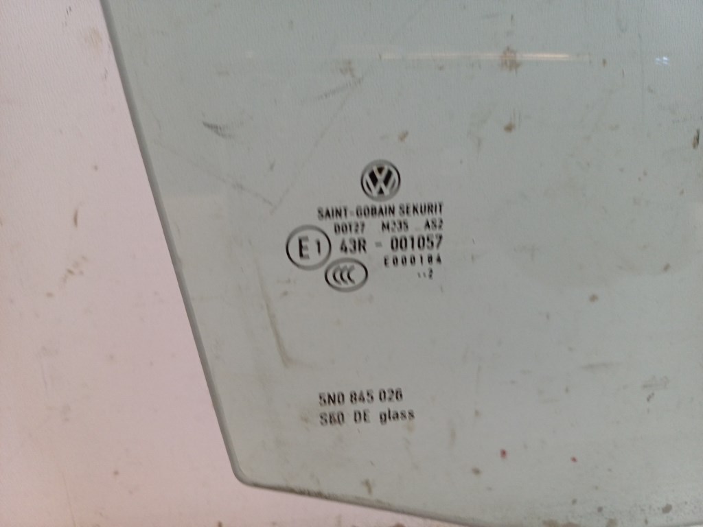 Volkswagen Tiguan jobb hátsó ajtó üveg lejáró 5N0845026 2. kép