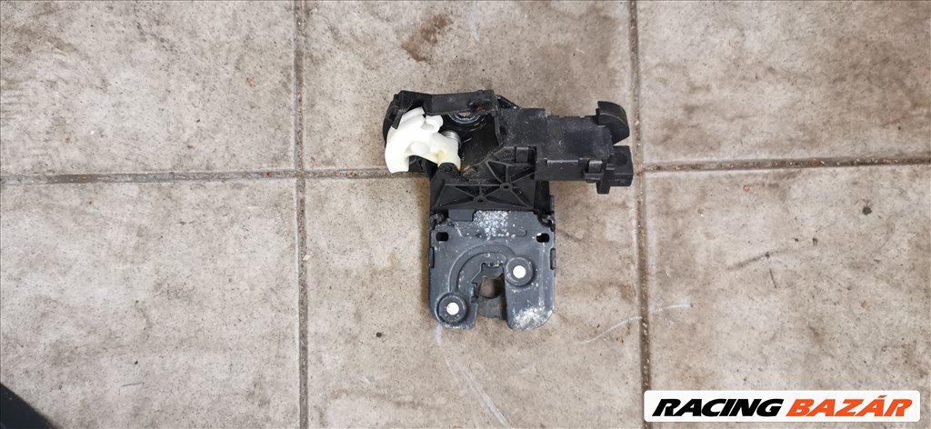 Audi A6 (C6 - 4F), Audi A3 (8P) csomagtartófedél zár  8p4827505c 1. kép