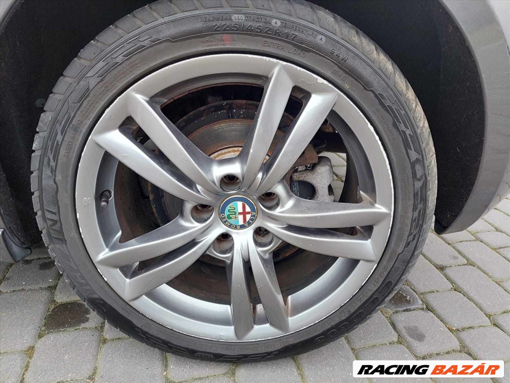  Alfa Romeo Giulietta 5x112 17" használt alufelni, 225/45 használt Royal Black nyári gumi gumi  1. kép