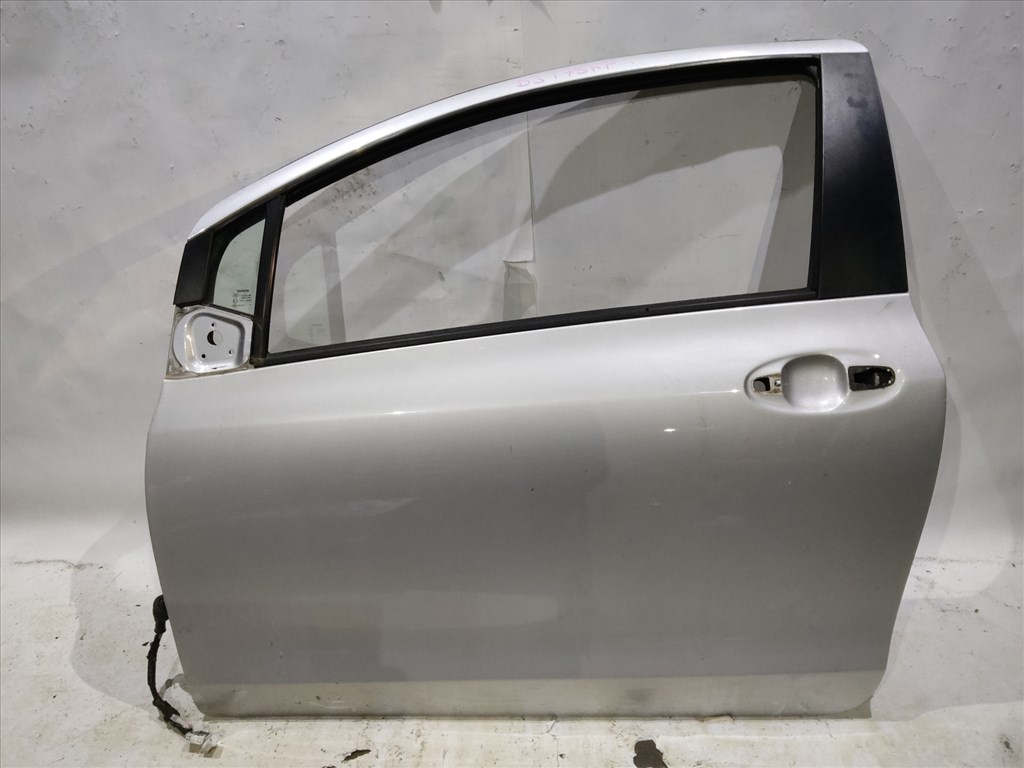 166610 Toyota Yaris II. 2006-2011 ezüst színű 3 ajtós bal ajtó 1. kép