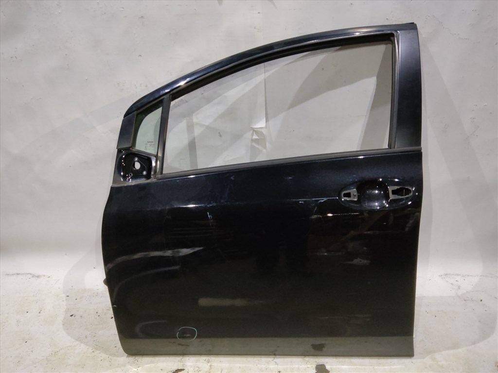 166609 Toyota Yaris II. 2006-2011 fekete színű bal első ajtó, a képen látható sérüléssel 1. kép