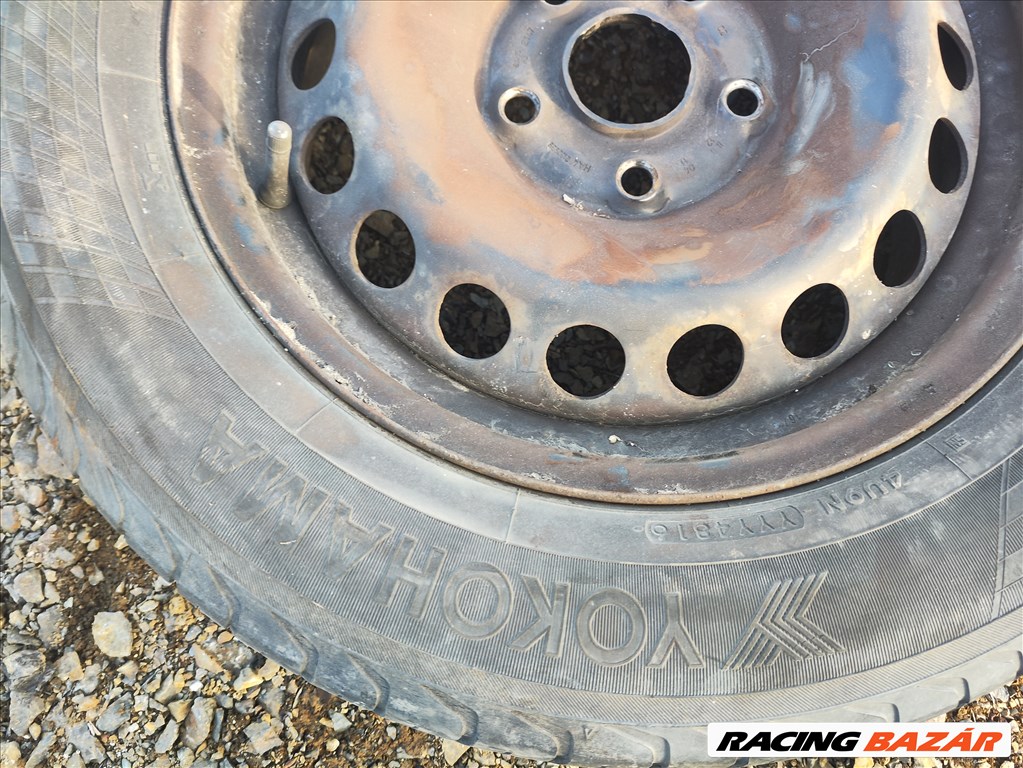 Skoda Octavia II 5x112 lyukosztású 15" használt lemezfelni, rajta 195/65 kopott Yokohama nyári gumi 5. kép