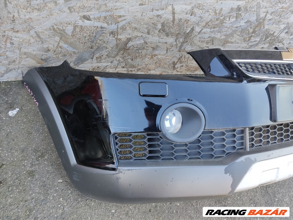 175979 Chevrolet Captiva 2006-2011 fényszórómosós fekete színű első lökhárító, a képen látható sérüléssel 2. kép