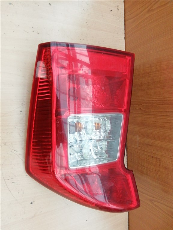 158559 Kia Carens II. 2006-2013  Jobb hátsó lámpa, a képen látható sérüléssel 92402-1D0 1. kép