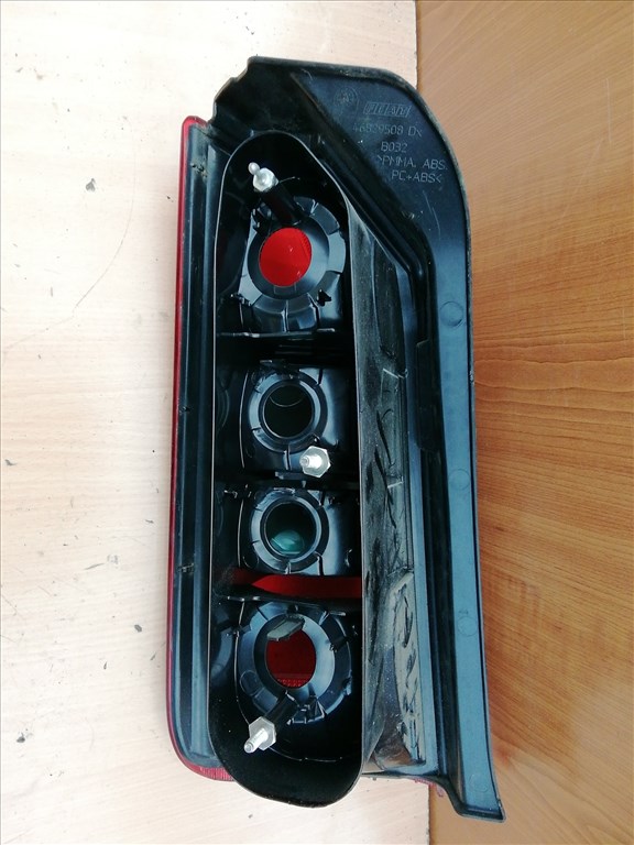 158553 Lancia Musa 2004-2007 jobb hátsó lámpa 46829508 a képen látható sérüléssel 46829508 2. kép