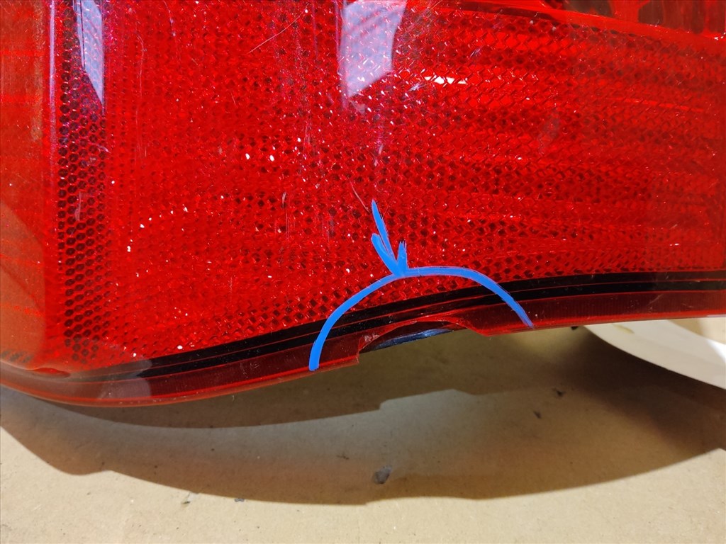 87885 Lancia Voyager 2011-2015 Bal hátsó lámpa a képen látható sérüléssel 05182533AF 2. kép