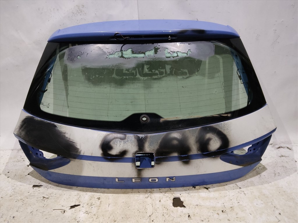 176156 Seat Leon 2012-2016 Csomagtérajtó a képen látható sérüléssel 1. kép