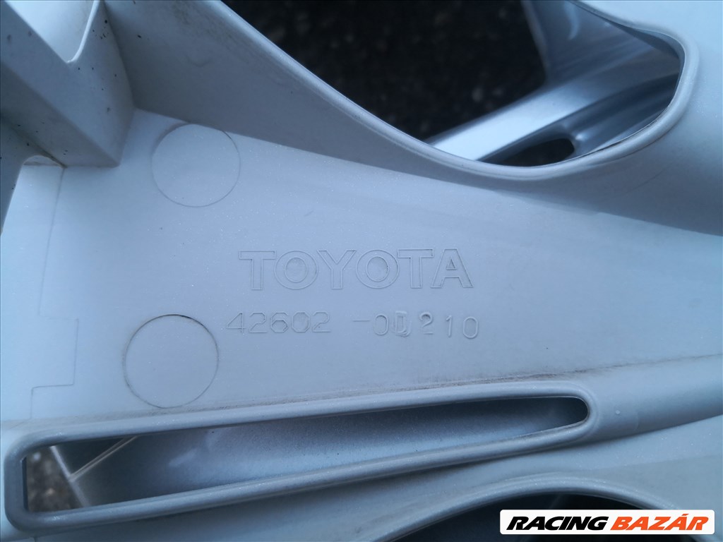 Toyota 15-ös gyári dísztárcsa  2. kép