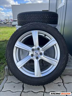  5x108 lyukosztású 19" Volvo  (gyári felni) alufelni, rajta 235/55 használt Nokian téli gumi.