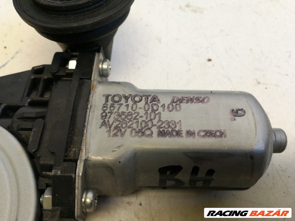Toyota Yaris (XP130) bal hátsó ablakemelõ motor 857100D100 3. kép