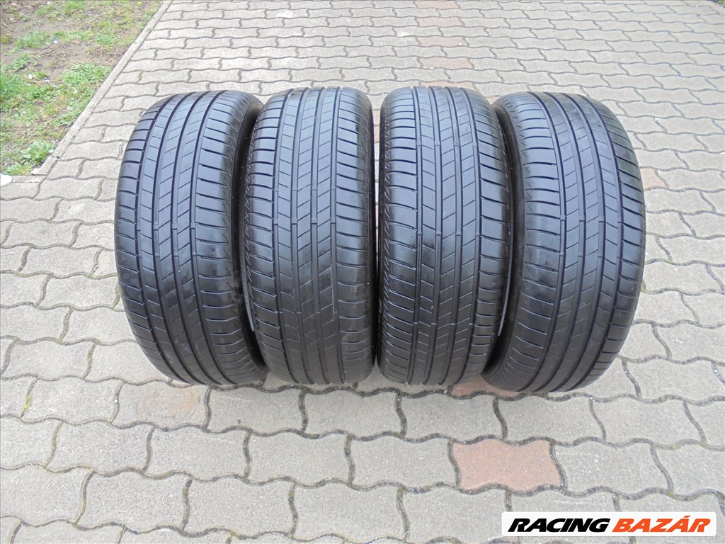 Újszerű 225/55 R 17-es Bridgestone nyári gumi eladó 1. kép