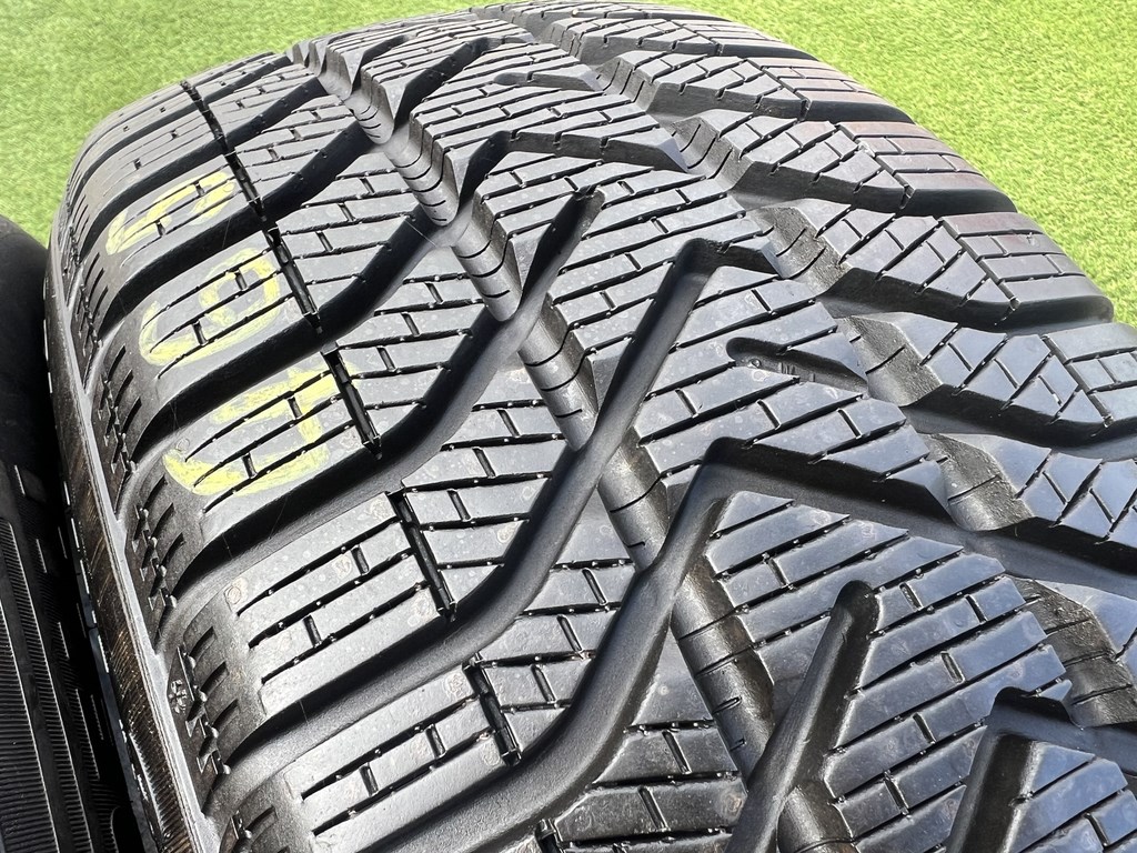 205/55 R16 Pirelli SnowControl 3 téli gumi 8mm 3. kép