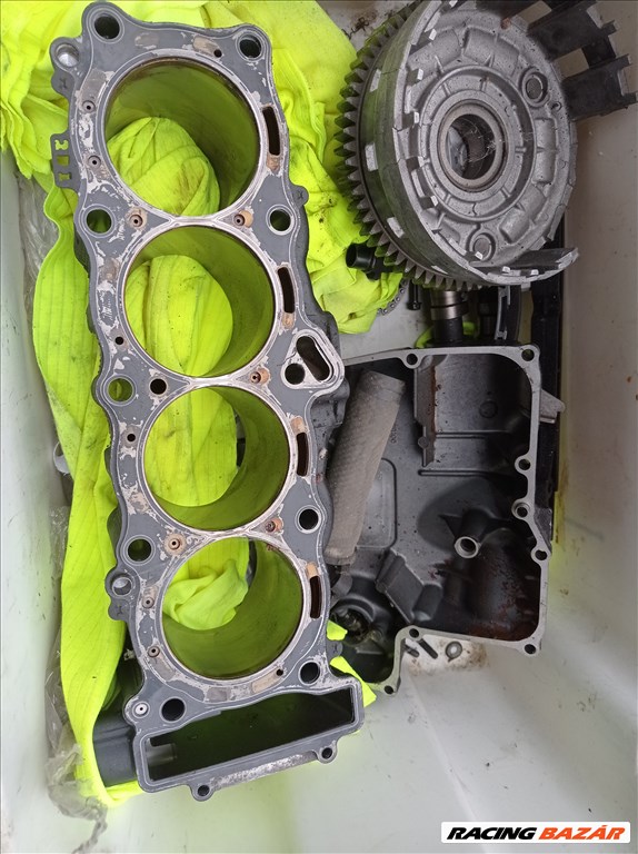 FZ1 bontott motorblokk és sérült váz 3. kép