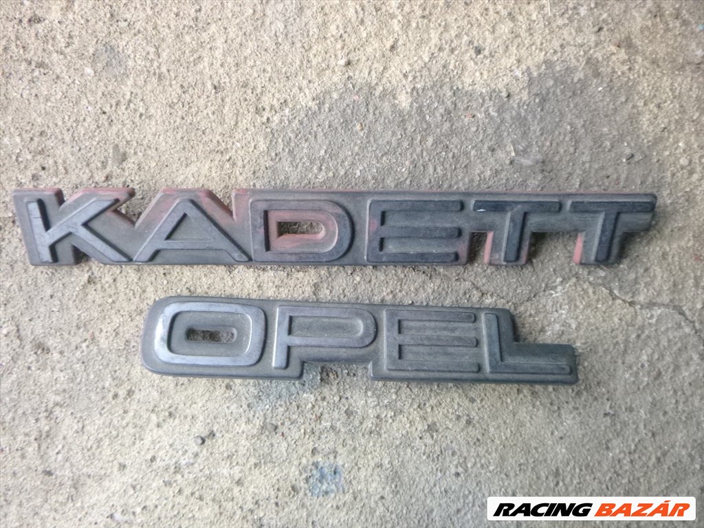 Opel Kadett E csomagtérajtó felirat GM 90 053 231-232 gm90053232 1. kép