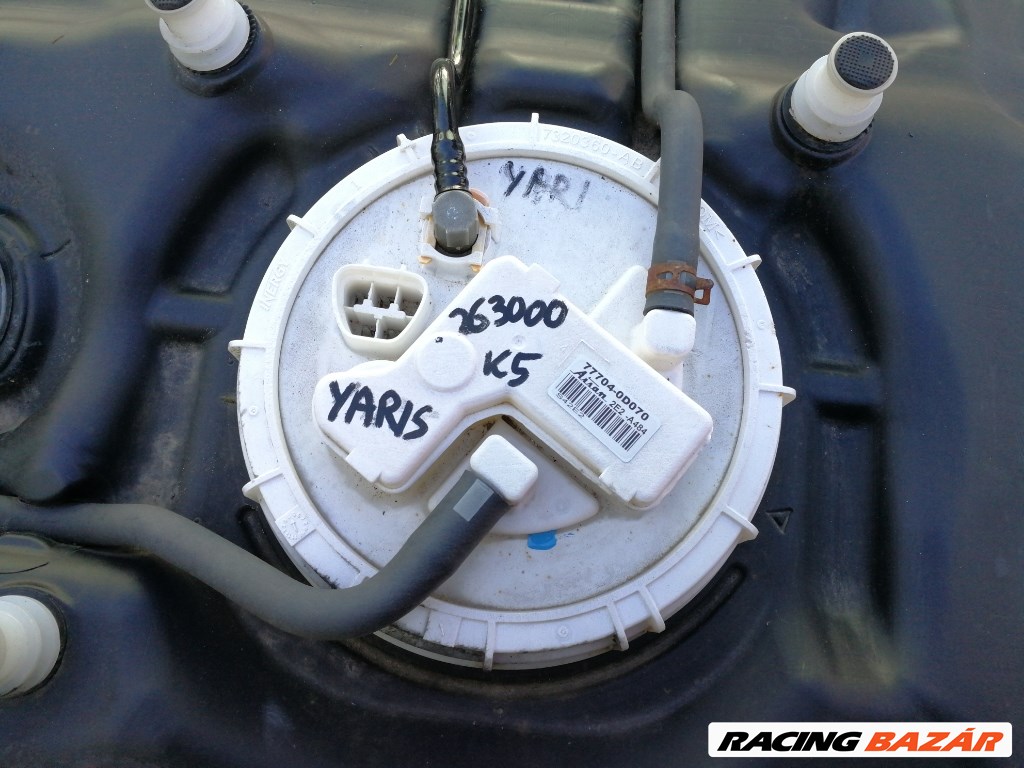 Toyota Yaris (XP130) üzemanyagszivattyú 777040D070 1. kép