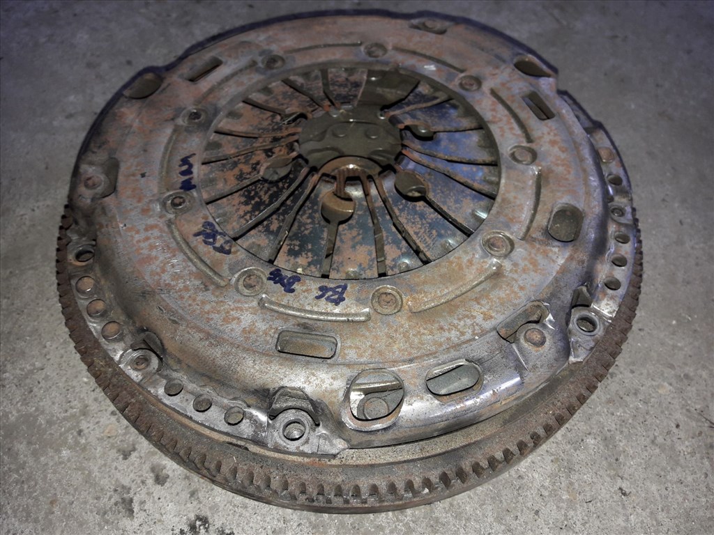 Volkswagen Passat B6 Kuplung Szett + Kettőstömegű Lendkerék 3082 001 409 1. kép