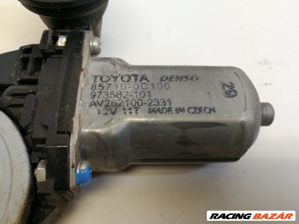 Toyota Yaris (XP130) jobb elsõ ablakemelõ motor 857100D100 3. kép