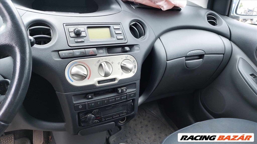 Toyota Yaris 2005' 1.0 benzin  bontott alkatrészei (24/78) 16. kép