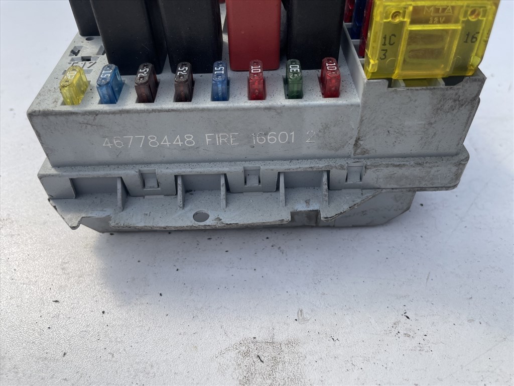 Fiat Punto II  benzin 46778448 számú külső biztosíték tábla 2. kép
