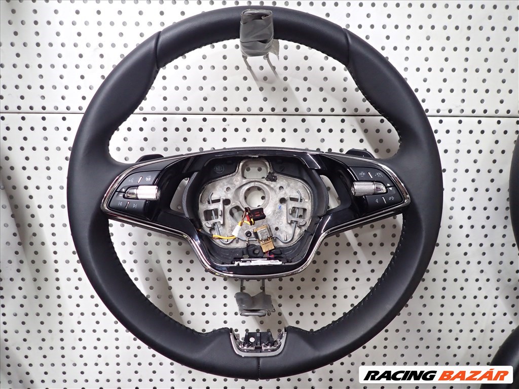 Skoda Octavia IV multikormány  1. kép