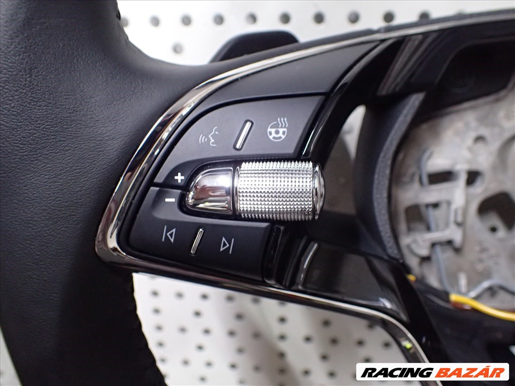 Skoda Octavia IV multikormány  2. kép