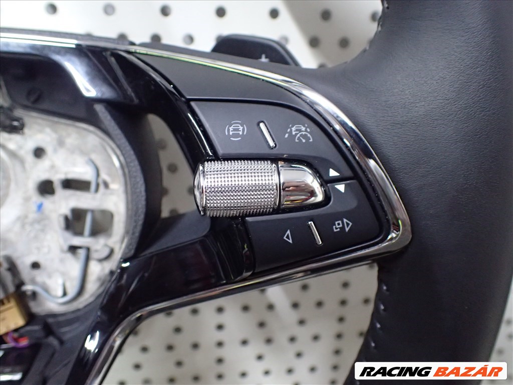 Skoda Octavia IV multikormány  3. kép