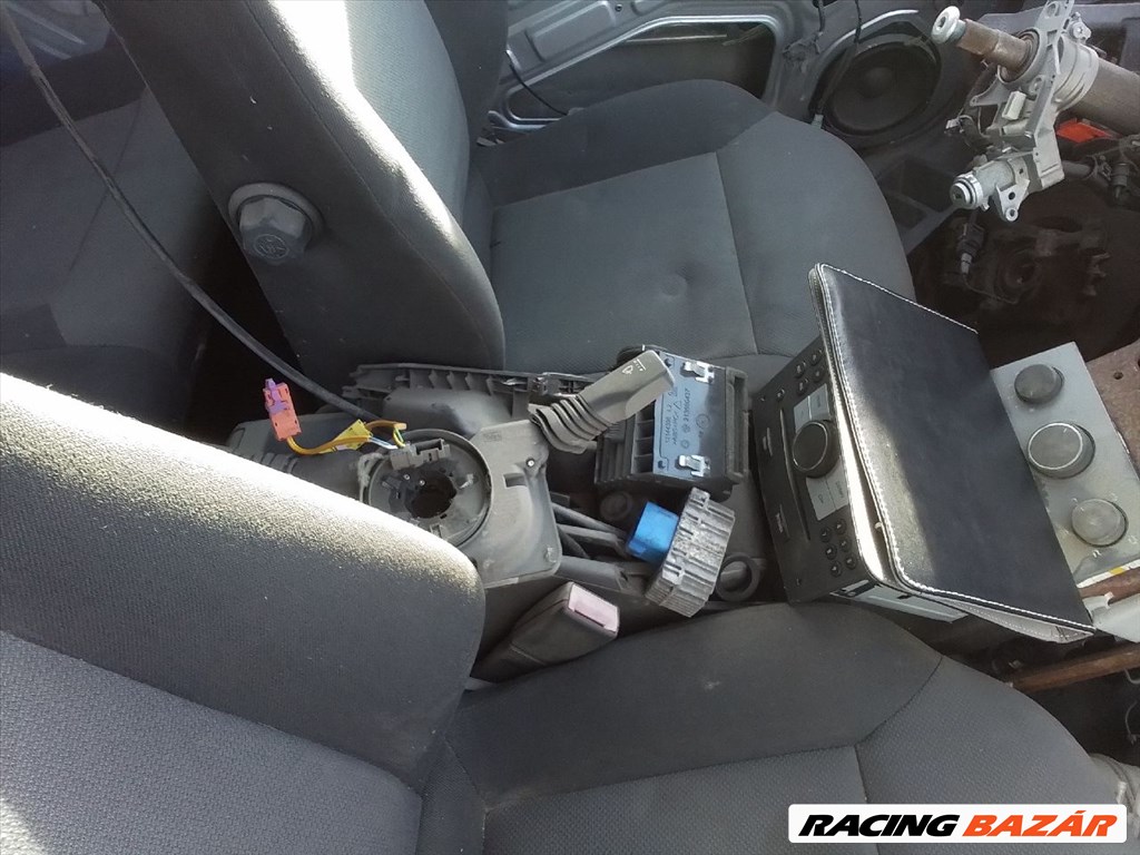 Opel Zafira B bontott alkatrészei 13. kép