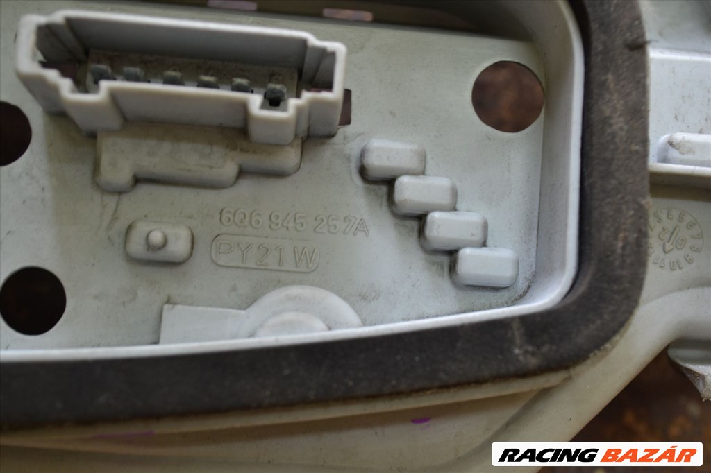 Volkswagen Polo IV 9N bal hátsó lámpa foglalat, izzófoglalat! 6Q6945257A 3. kép