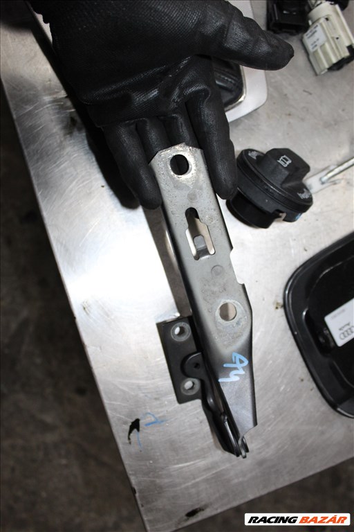 Audi A4 B7 2004-2009 2.0D motorháztető bal zsanér 1. kép