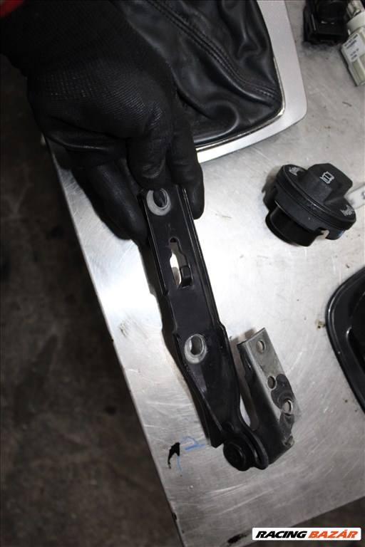 Audi A4 B7 2004-2009 2.0D motorháztető bal zsanér 2. kép