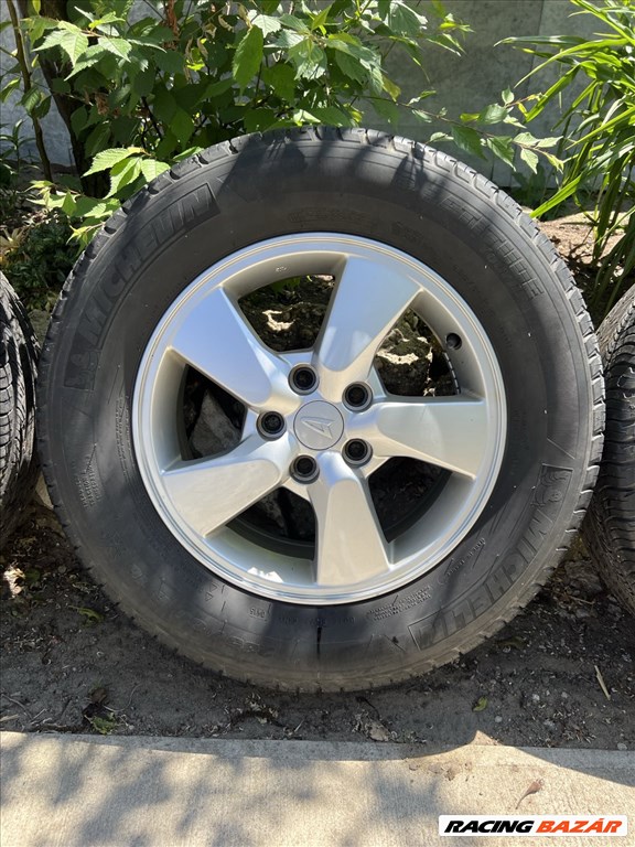 Szép állapotú gyári 16" Daihatsu alufelni, rajta 235/60 használt Michelin nyári gumi 3. kép