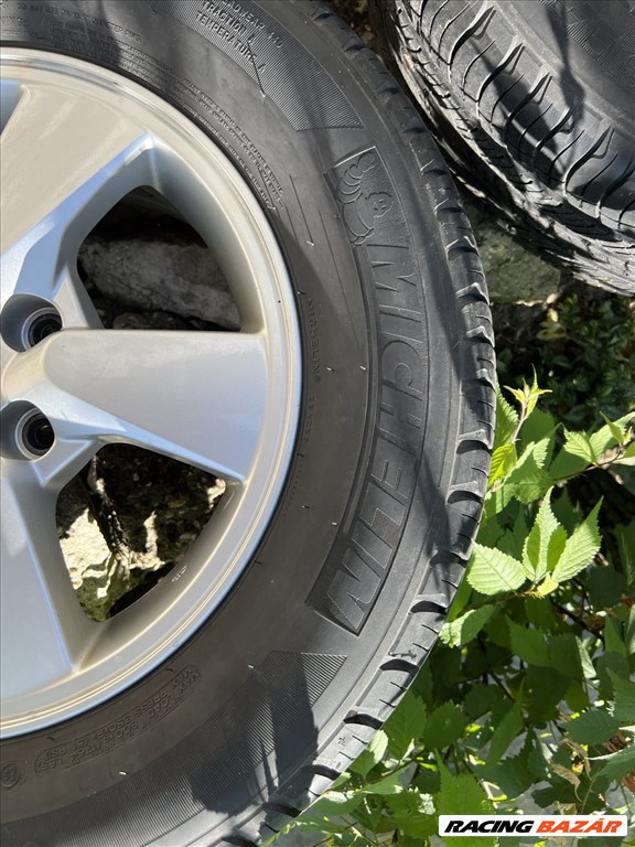 Szép állapotú gyári 16" Daihatsu alufelni, rajta 235/60 használt Michelin nyári gumi 7. kép