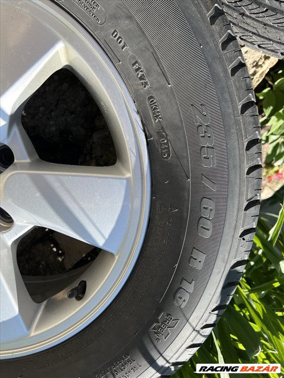 Szép állapotú gyári 16" Daihatsu alufelni, rajta 235/60 használt Michelin nyári gumi 8. kép