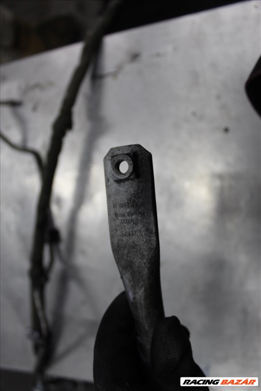 Audi A4 B7 2004-2009 2.0D turbó tartó konzol 2. kép