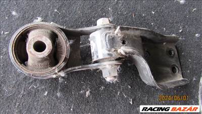 Toyota Yaris 3 2017 hybrid 1.5B tartó bak, konzol