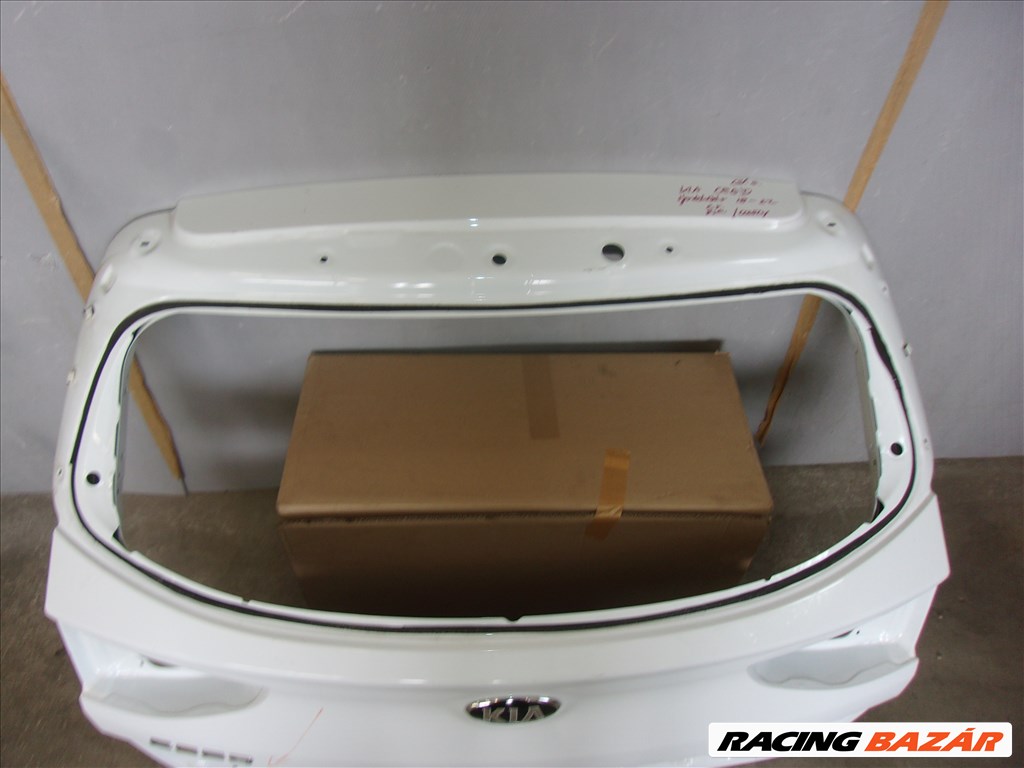 KIA CEE'D ferdehátú csomagtér ajtó 2018-2022 2. kép