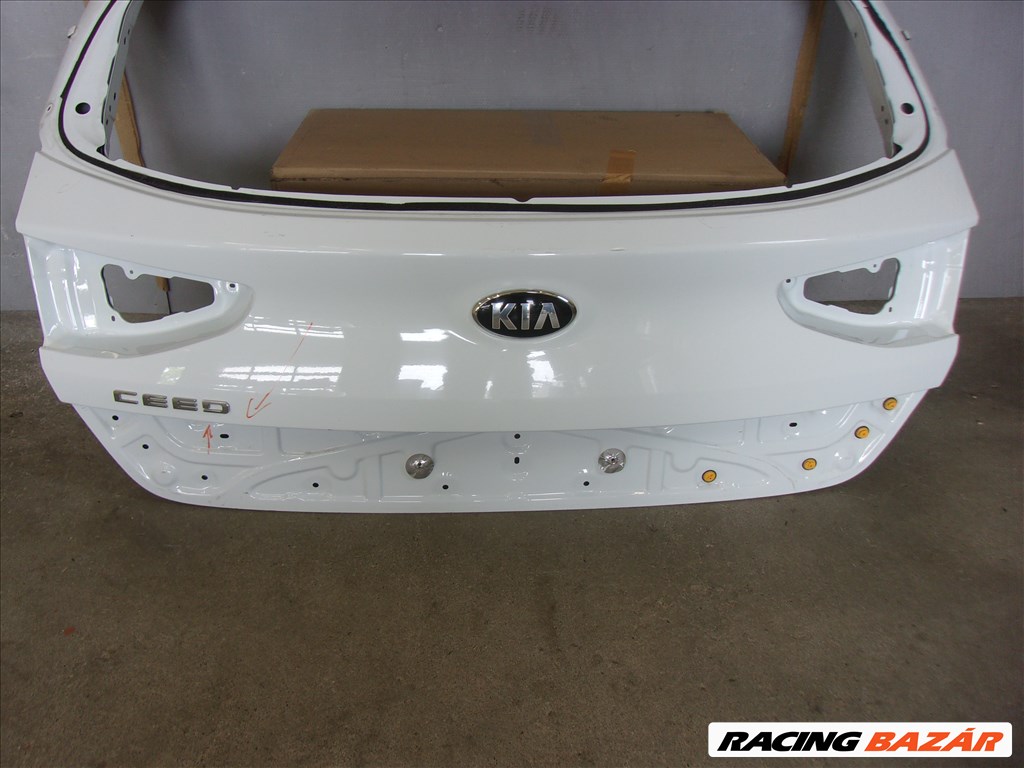 KIA CEE'D ferdehátú csomagtér ajtó 2018-2022 3. kép