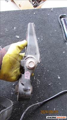 Toyota Yaris 3 2017 hybrid 1.5B tartó bak, konzol